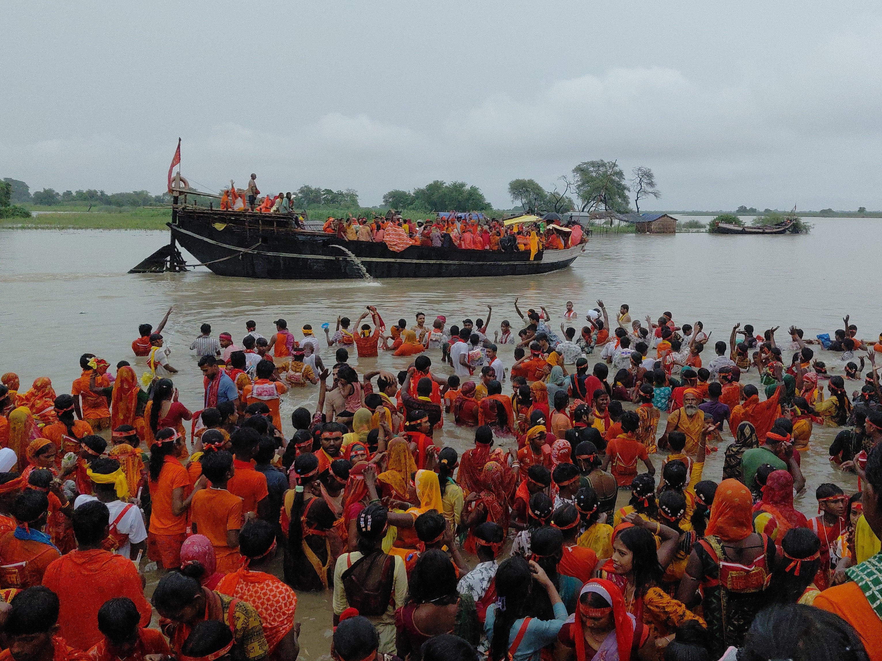 Thousands of Shiva devotees left after filling water from Agwani Ganga ...