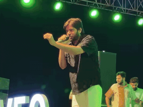 पंजाब यूनिवर्सिटी में लाइव शो में 30 मार्च को गाना गाते मासूम शर्मा।