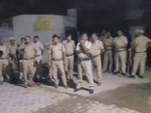 मौके पर भारी पुलिस तैनात है।