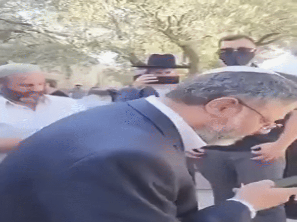 मस्जिद परिसर के अंदर प्रार्थना करते इजराइली मंत्री बेन-ग्विर। फुटेज सोर्स- सोशल मीडिया - Dainik Bhaskar