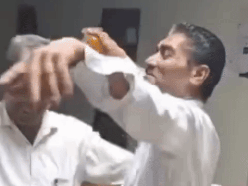 शराब के नशे में डांस करते दोनों व्यक्ति।