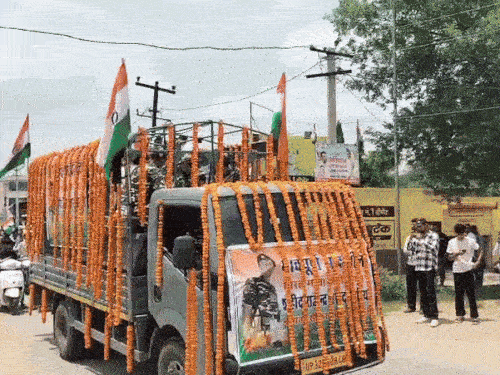 हजारों लोगों के साथ निकली तिरंगा यात्रा में गूंजे ' राजेंद्र अमर रहे' के नारे।