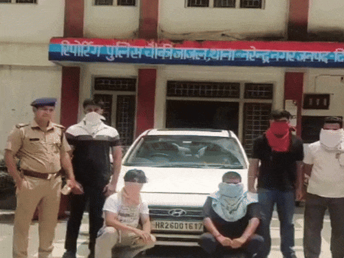 सड़क पर स्टंट कर रहे पांचों युवकों को उत्तराखंड की नरेंद्र नगर थाना पुलिस ने पकड़ लिया है।