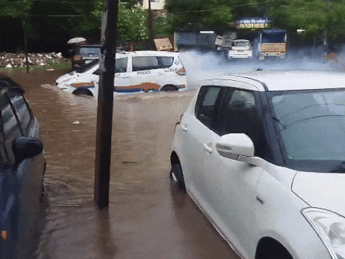 सड़कों पर जलभराव होने से कई जगह लोगों की कारे खराब हो गई