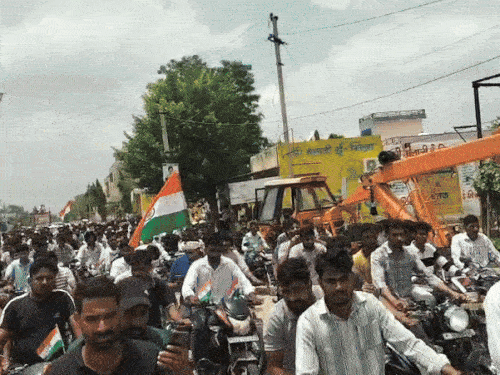 10 किलोमीटर लंबी तिरंगा यात्रा में अंतिम विदाई देने उमड़े हजारों लोग।