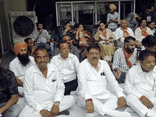 मेयर के दफ्तर में जोन-D में धरने पर बैठे भाजपा के नेता।
