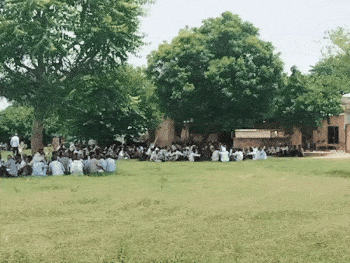 शहीद के अंतिम दर्शन करने के लिए बड़ी संख्या में लोग पहुंचे।