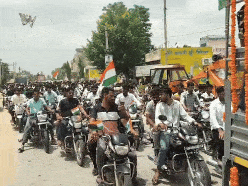 राष्ट्रभक्ति गीतों की धुन पर निकली तिरंगा यात्रा में 600 से अधिक बाइक पर युवक सवार थे।