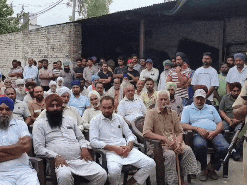 युवक अमृतपाल के घर पर मौजूद परिवार और गांव के लोग। (फाइल फोटो)