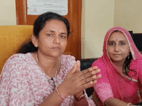 बाल किशोर गृह अध्यक्ष व बाल कल्याण समिति की सदस्य ने बच्चे को परिजनों से मिलवाया।