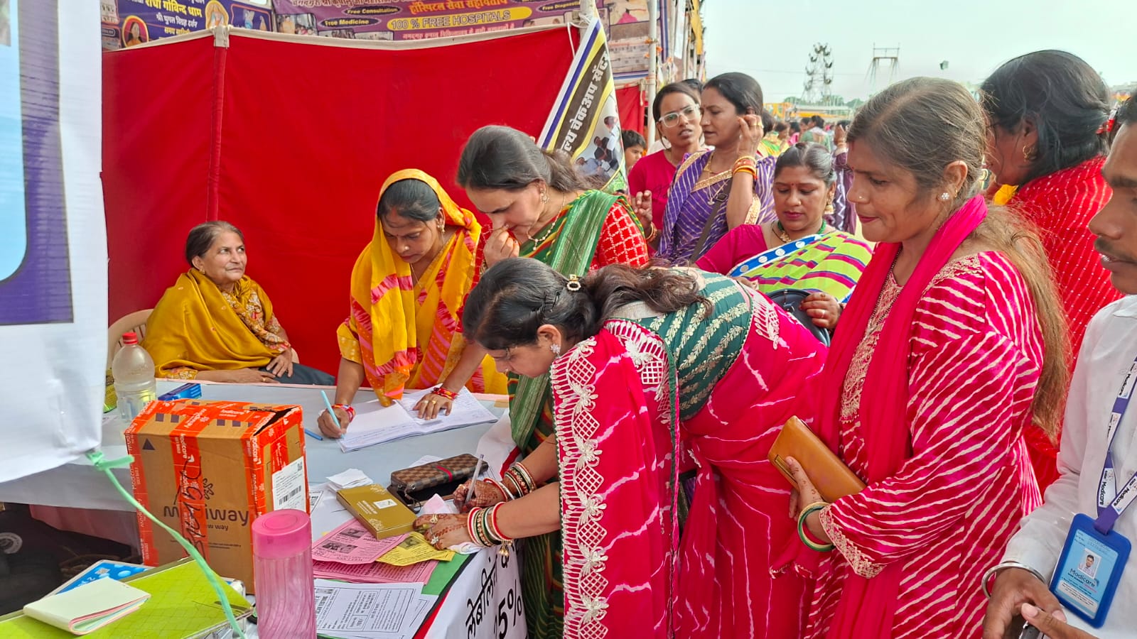 काउन्टर पर रजिस्ट्रेशन के लिए महिलाओं की भीड़ लगी रही।