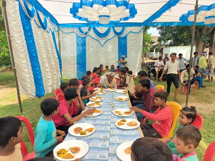 राहत शिविर में भोजन करते हुए बाढ़ पीड़ित