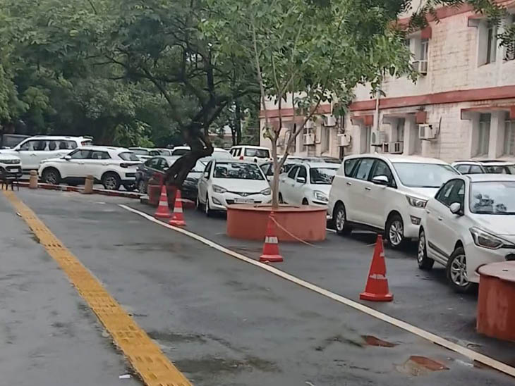 शासन सचिवालय में खड़ी मंत्री और अफसरों की गाड़ियां।