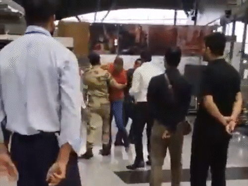 सैन्य अधिकाऱ्याची स्पाइसजेटच्या 4 कर्मचाऱ्यांना मारहाण: एकाचा पाठीचा कणा तुटला, तर दुसऱ्याचा जबडा; बेशुद्ध कर्मचाऱ्यांना लाथा मारत राहिला जेव्हा सीआयएसएफ कर्मचाऱ्याने आरोपीला नियंत्रित करण्याचा प्रयत्न केला तेव्हा त्याने त्यालाही ढकलले.