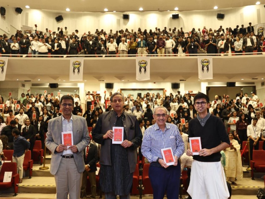 पूर्व CJI कांग्रेस सांसद शशि थरूर की नई किताब 'आवर लिविंग कान्सटीट्यूशन' के विमोचन कार्यक्रम में बोल रहे थे। इस आयोजन का आयोजन IIMUN (India’s International Movement to Unite Nations) ने किया था। - Dainik Bhaskar