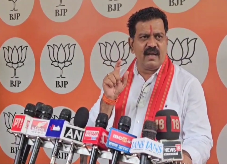 डिप्टी सीएम विजय शर्मा जानकारी देते हुए।