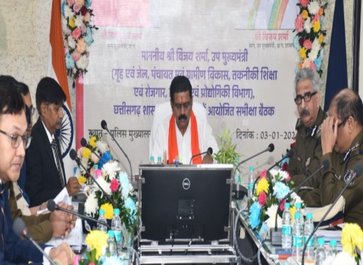 डिप्टी सीएम विजय शर्मा विभागीय अधिकारियों की बैठक लेते हुए।