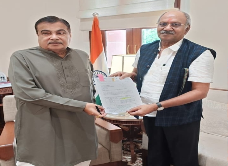 केंद्रीय मंत्री नितिन गडकरी और सांसद बृजमोहन अग्रवाल।