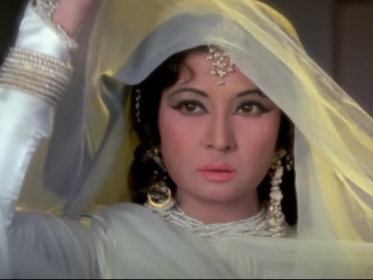 पाकीजा के गाने ‘आज हम अपनी दुआओं का असर देखेंगे’ के एक दृश्य में
मीना कुमारी। - Dainik Bhaskar