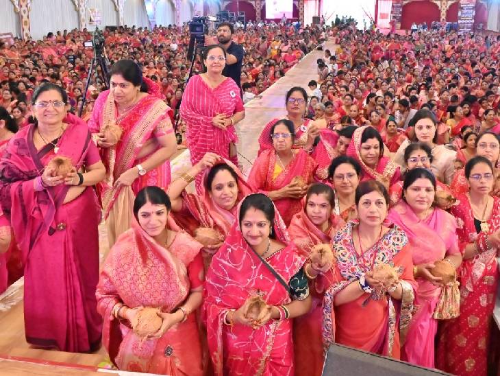 पारंपरिक वेशभूषा में पहुंची महिलाएं।