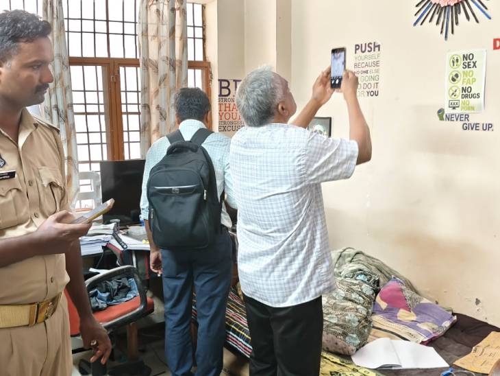 डॉक्टर के कमरे को देखते भाई और पिता