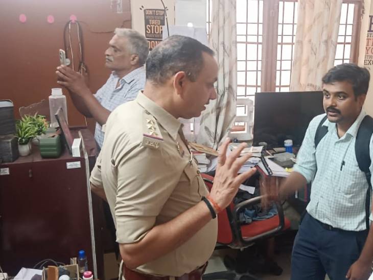 थाना प्रभारी से सवाल जवाब करते अभिनव और पिता डेविड