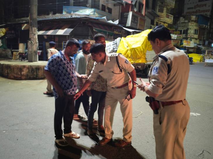 कॉम्बिंग गश्त के दौरान चेकिंग करती पुलिस।