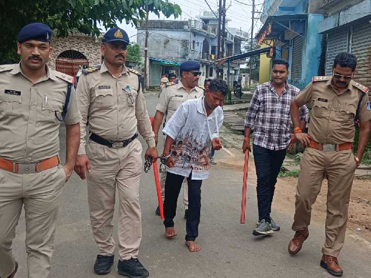 रविवार को रांझी पुलिस ने मानेगांव में हमलावर मनीष का जुलूस निकाला।