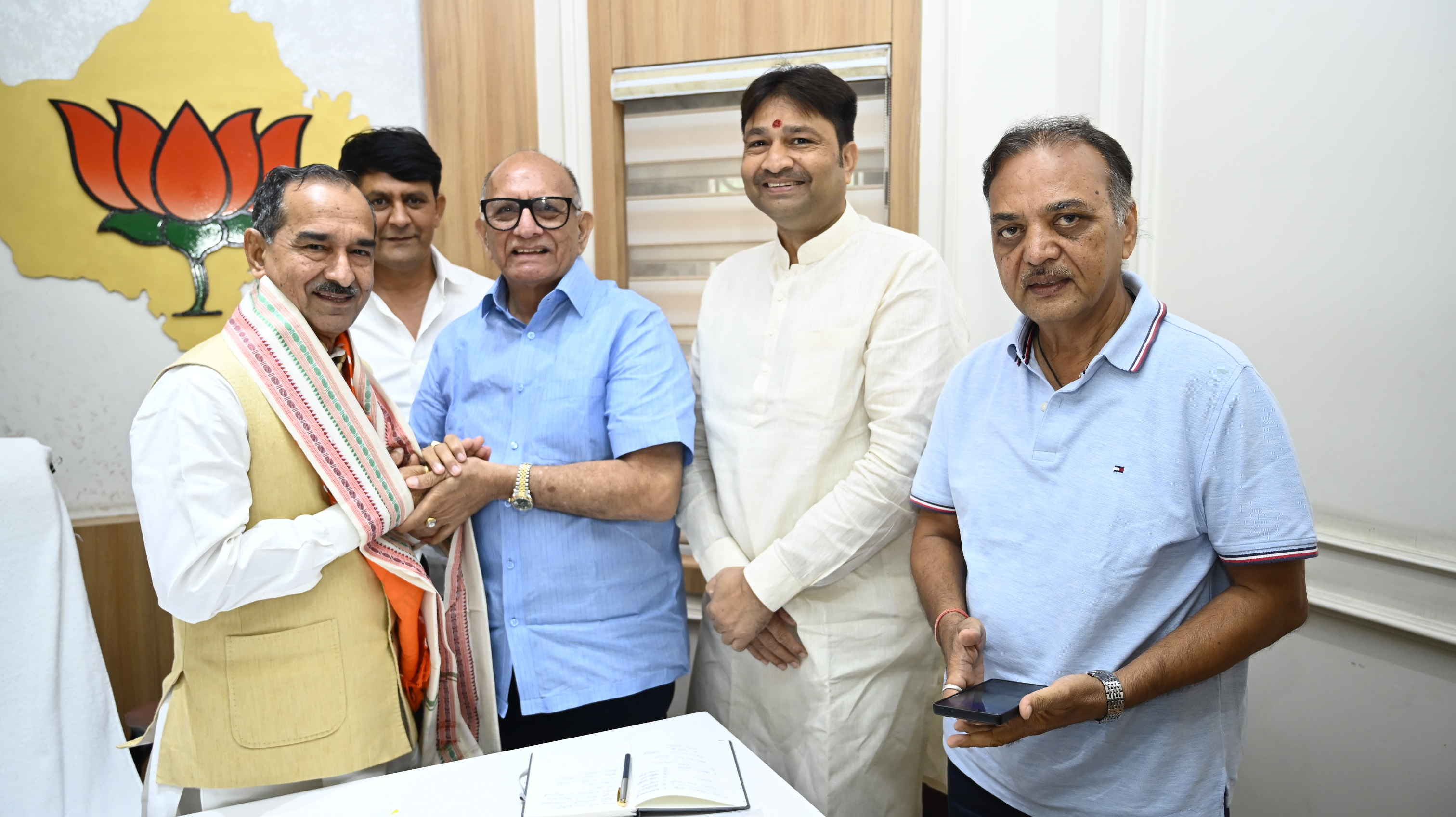 वसुंधरा गुट के नेता पूर्व प्रदेशाध्यक्ष अशोक परनामी को पार्टी ने 2 अगस्त को तिरंगा यात्रा का संयोजक बनाया है।