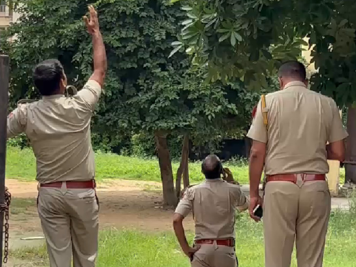 पुलिस अधिकारियों की टीम मौके पर पहुंची।