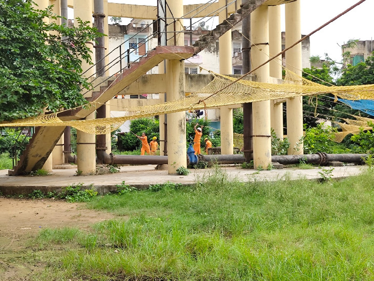 पानी की टंकी के नीचे जाल लगाया गया।