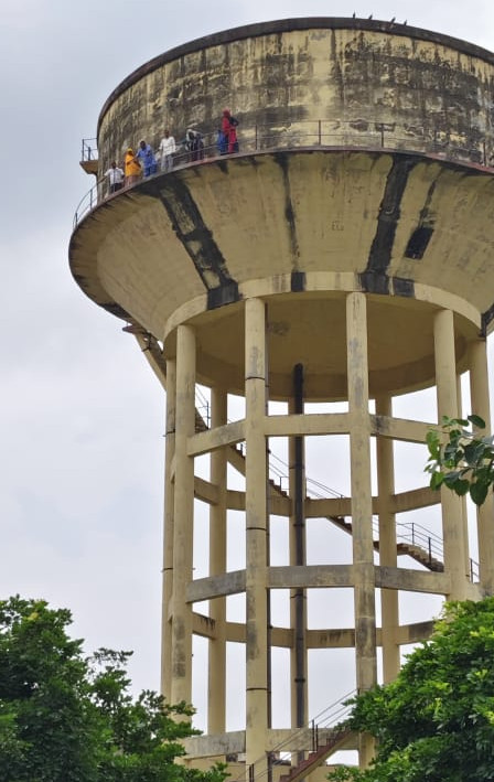 टंकी पर चढ़े लोगों को समझाने की कोशिश की जा रही है।