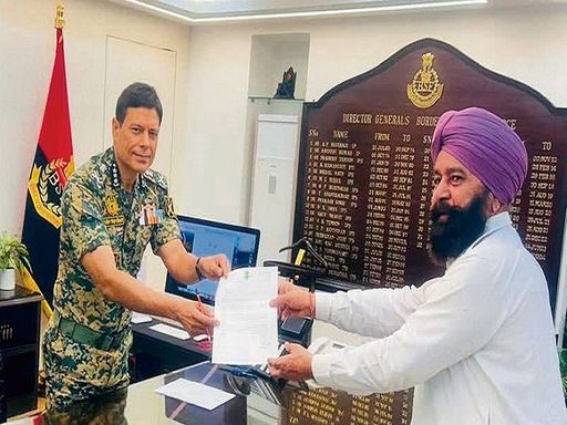 बीएसएफ के डीजी से मुलाकात करते सांसद फिरोजपुर।