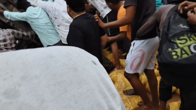 कट्टों के नीचे से मां बेटे को निकालते ग्रामीण।