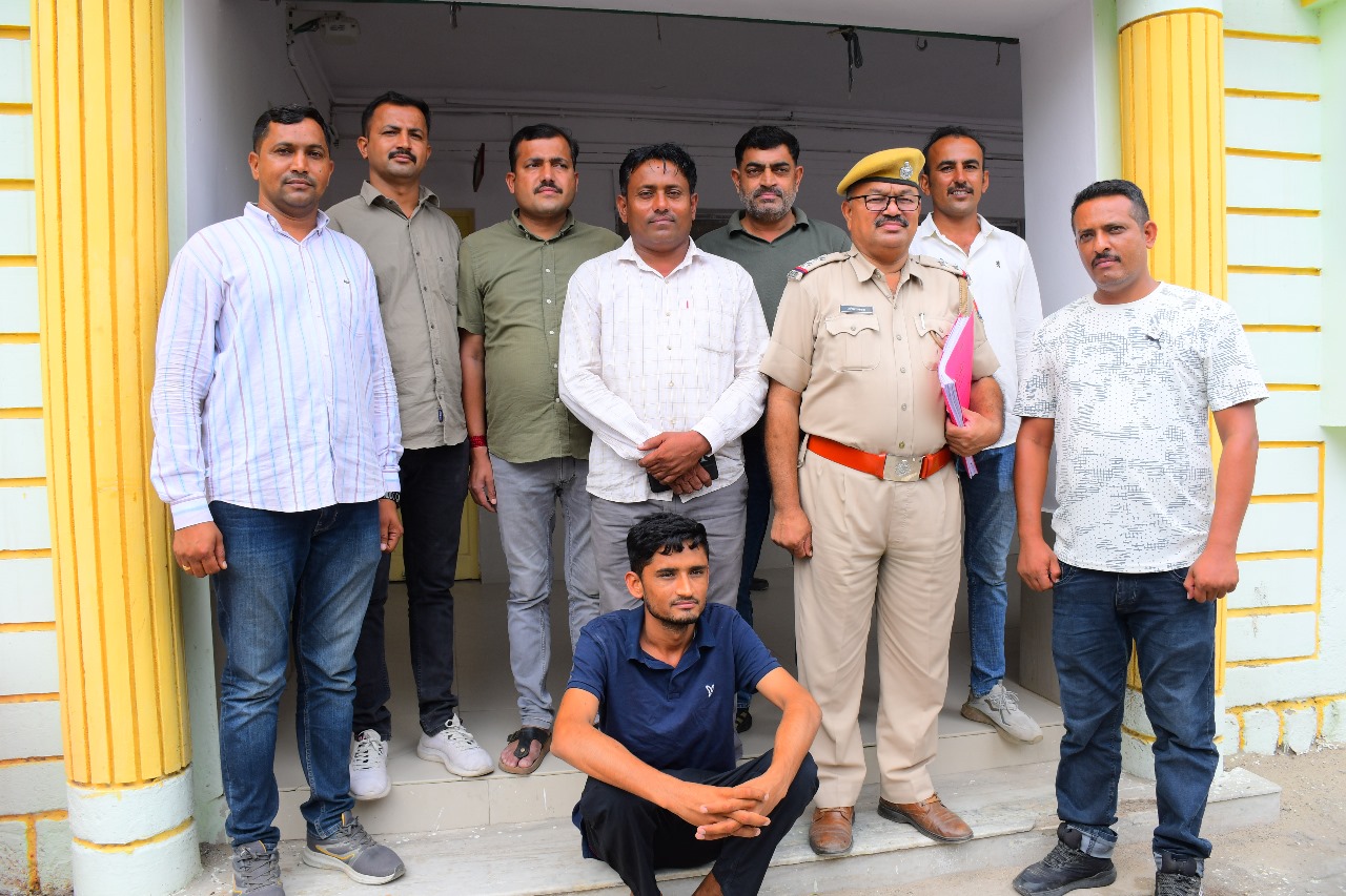 फिलहाल पुलिस आरोपी से पूछताछ कर रही है।