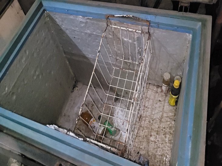 दुकान के अदंर डी फ्रिज से पूरा सामान चोरी कर ले गए।