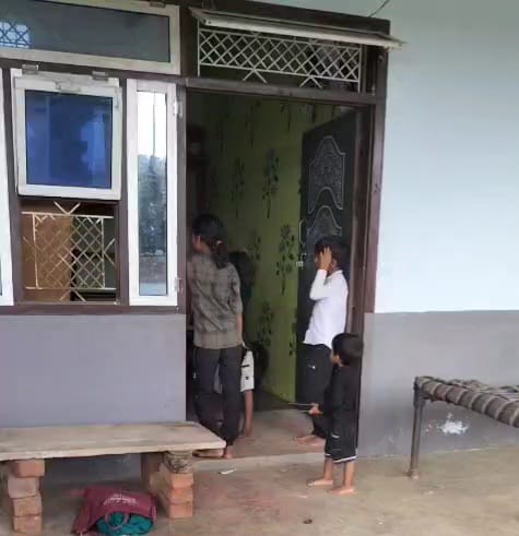 क्षमा कमरे में अपनी मां और छोटे भाई के साथ सो रही थी।