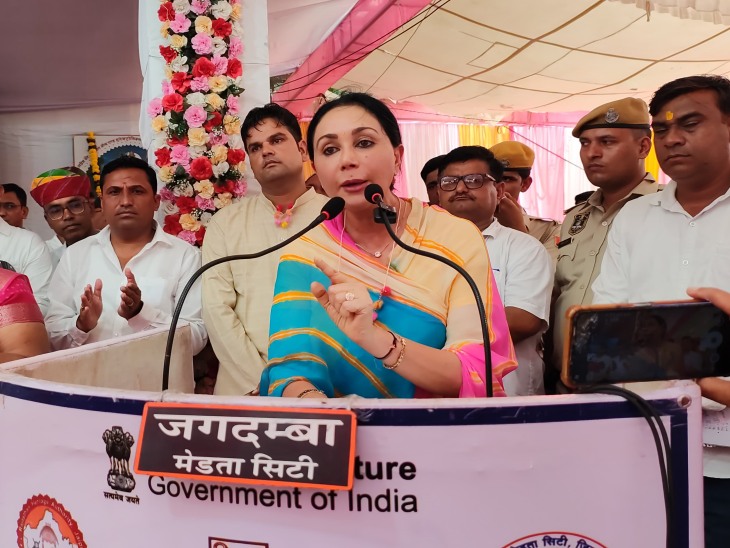 डिप्टी सीएम दीया कुमारी ने लोगों को संबोधित करते समय कई घोषणाएं कीं।
