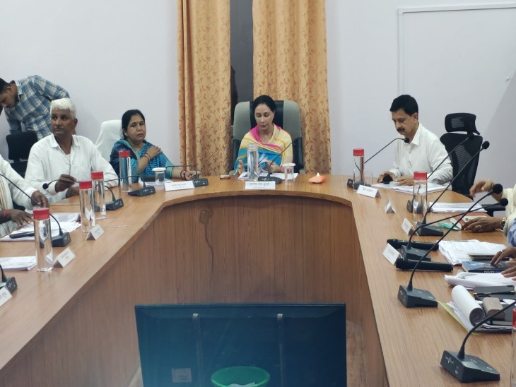 सार्वजनिक निर्माण, पर्यटन और महिला एवं बाल विकास विभाग के अधिकारियों के साथ दीया कुमारी ने बैठक ली।