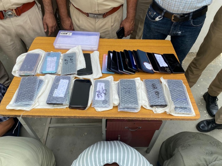आरोपियों से 33 मोबाइल फोन, 43 फर्जी सिम कार्ड और एक कार जब्त।