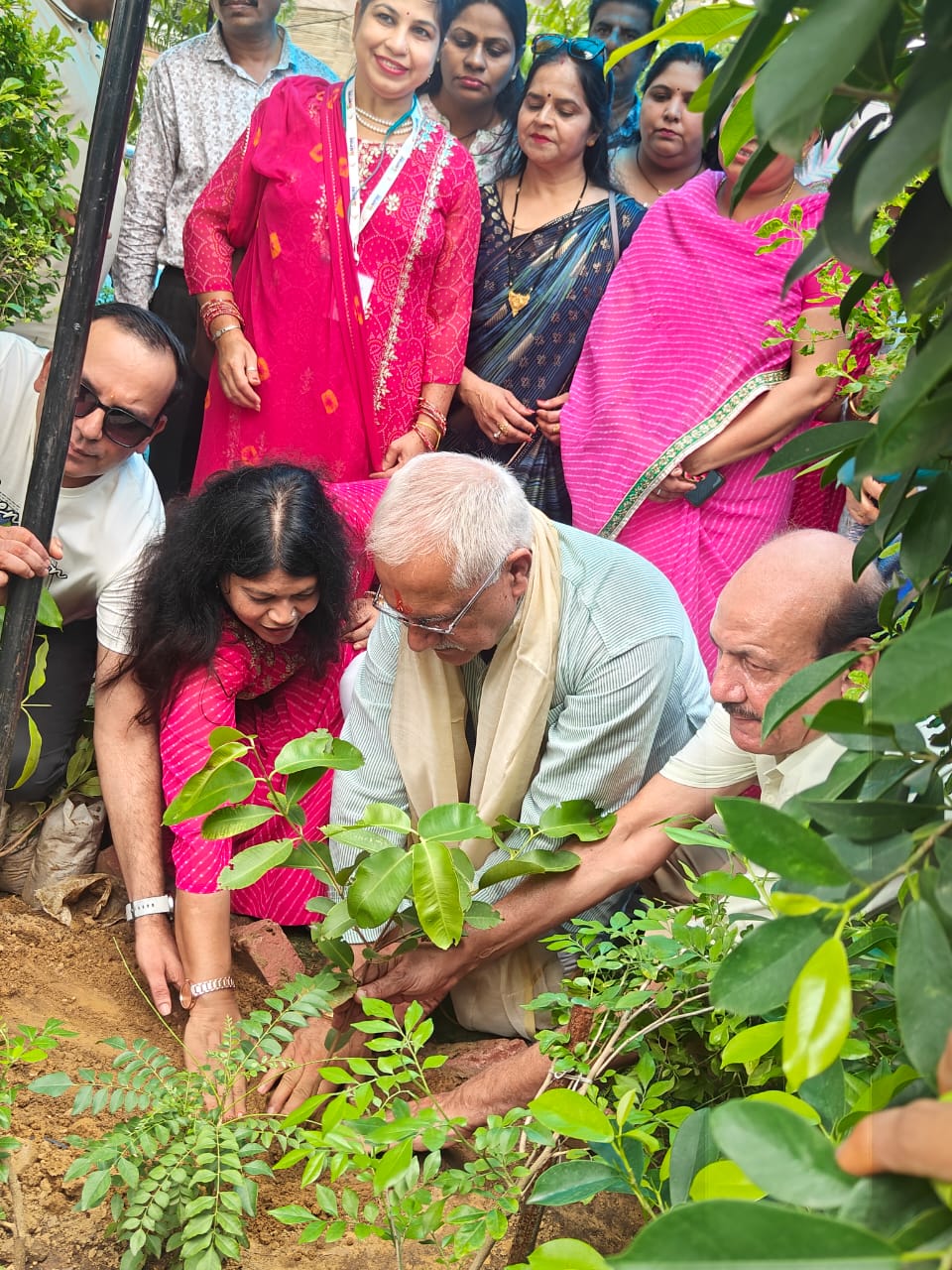 कार्यक्रम स्थल पर रवि नैय्यर ने पौधा लगाकर कार्यक्रम की शुरुआत की।