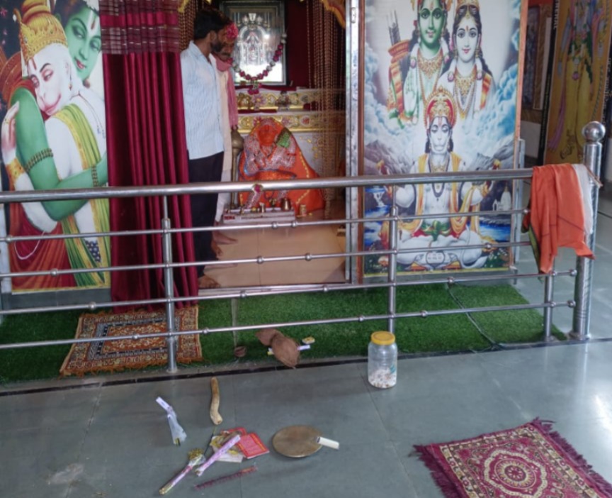 मंदिर में चोरी के बाद बिखरा पड़ा सामान।
