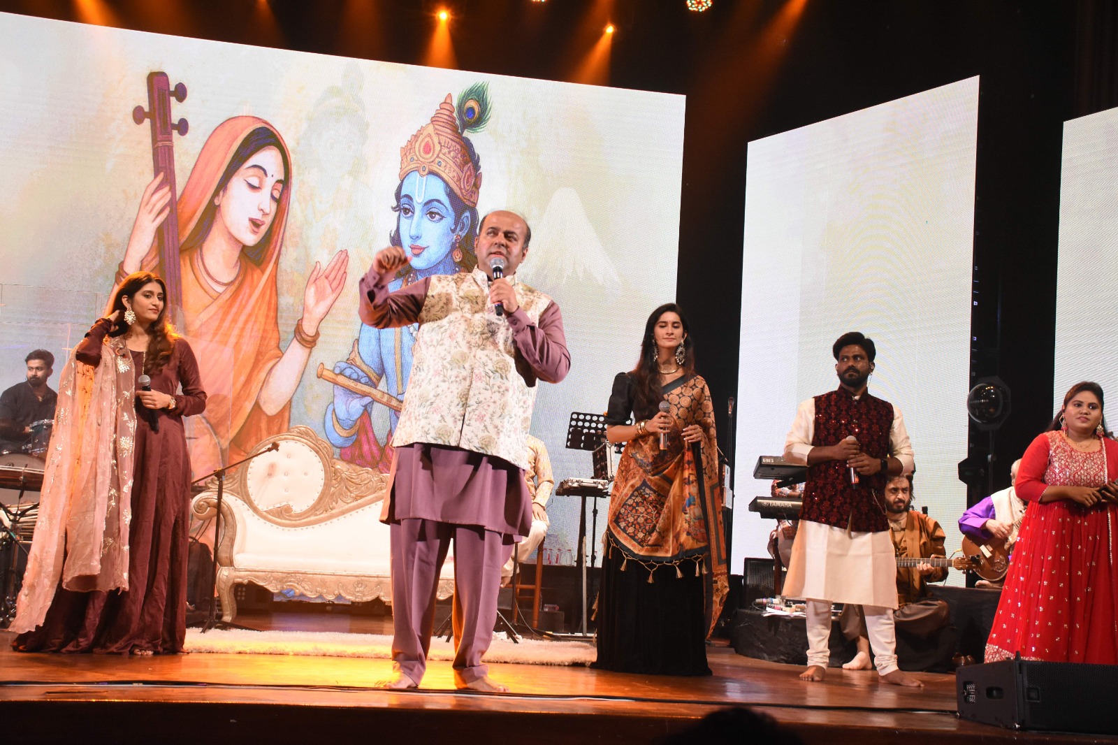 कृष्ण भक्ति, लोक संगीत और फ्यूजन की त्रिआयामी प्रस्तुति से एक ऐसी अनुभूति दी जो आत्मा को छू गई।