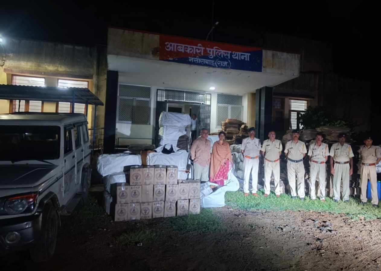 जब्त की गई बोलेरो, शराब व टीम।