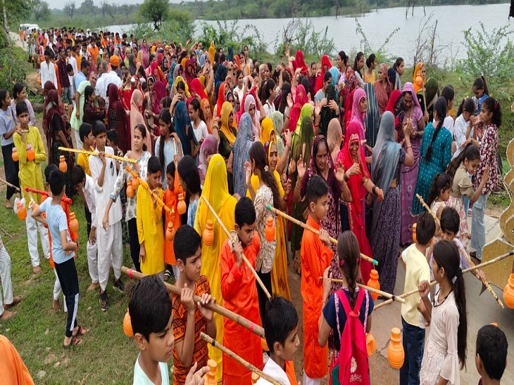 उदयपुर के रूण्डेड़ा गांव में रूण्डेड़ा से पारेश्वर महादेव मंदिर तक कावड़ यात्रा निकाली गई।