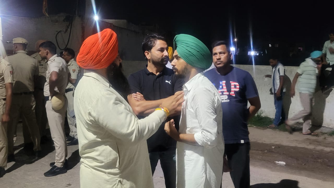 प्रिंस वड़ैच से बातचीत करते भाजपा के जिलाध्यक्ष तजिंद्र सिंह गोल्डी।