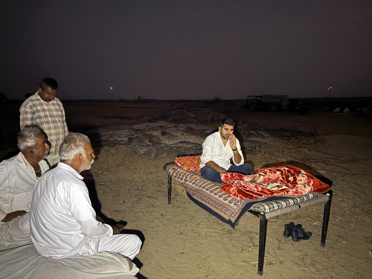 जहां पर रात को खेजड़ी का पेड़ जलाया गया था, वहां पर विधायक रविंद्र सिंह भाटी धरने पर बैठ गए।