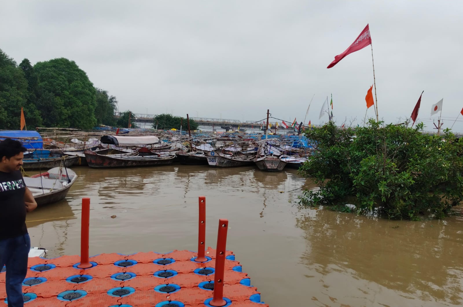 नाविकों ने अपने नाव को एक किनारे बांध कर रखे हैं।