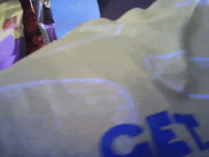 अयोध्या बस्ती में एक किराना दुकान से महिला शराब बेचती दिखी।