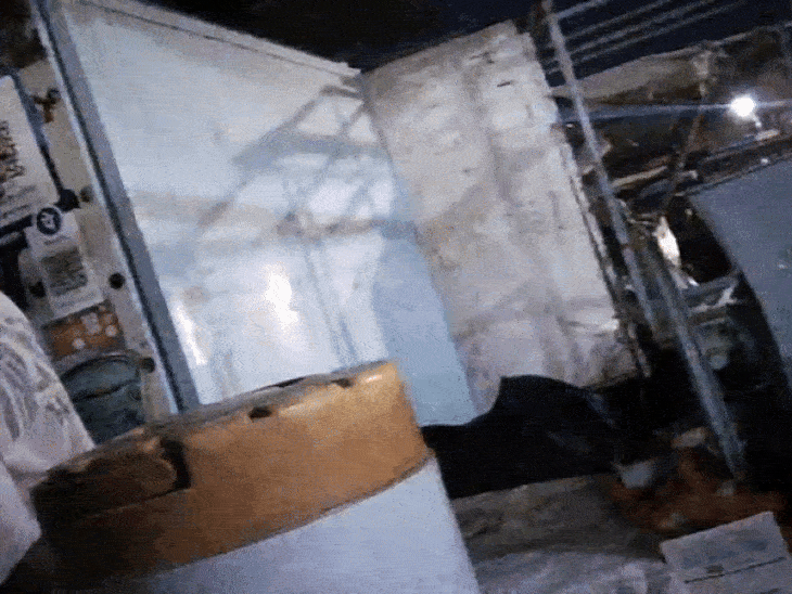 रेलवे स्टेशन रोड पर छिपाकर एक व्यक्ति शराब बेचते दिखा।